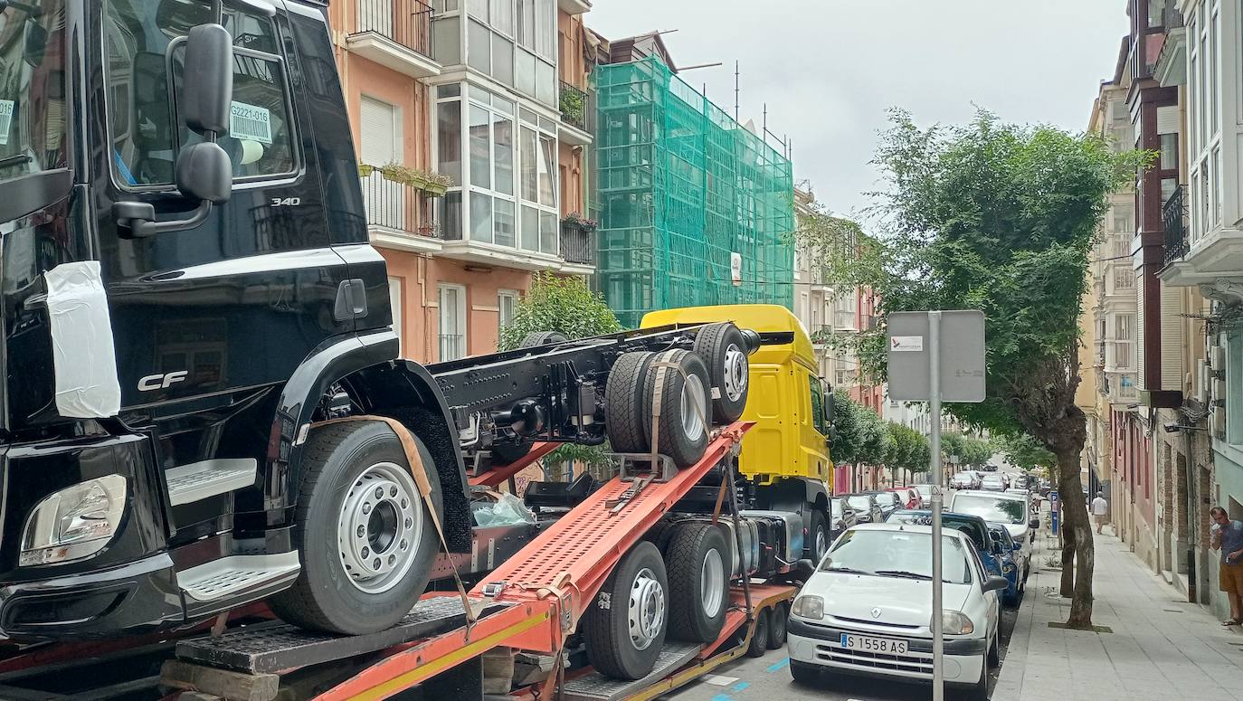 Fotos: Un trailer atasca la calle Cisneros de Santander