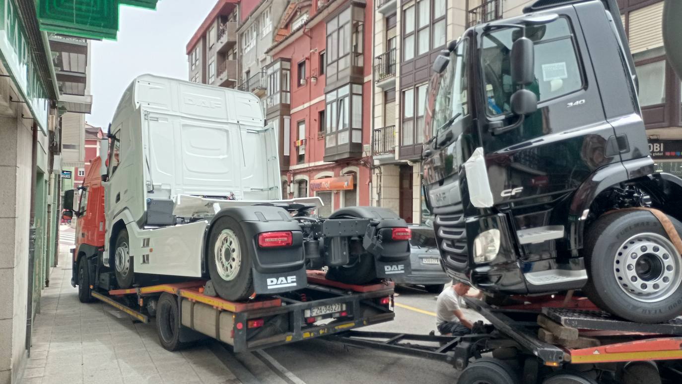 Fotos: Un trailer atasca la calle Cisneros de Santander