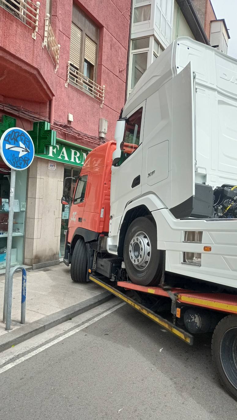 Fotos: Un trailer atasca la calle Cisneros de Santander