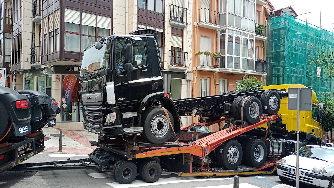 Fotos: Un trailer atasca la calle Cisneros de Santander