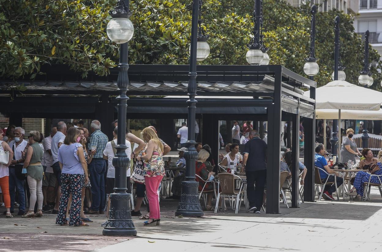 Clientes consumen en una terraza de un negocio, esta semana, en el Bulevar Luciano Demetrio Herrero de Torrelavega. 