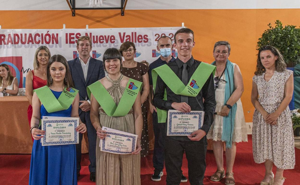 Foto de los estudiantes reconocidos con autoridades. 