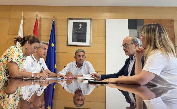 Imagen de esta mañana de la reunión de Paula Fernández, Pablo Zuloaga, Miguel Ángel Revilla, Javier López Marcano y Eugenia Gómez para abordar el conflicto del metal.