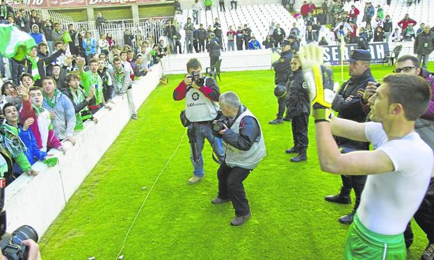 Mario Fernández pide perdón a la grada tras certificar el descenso a Segunda B en El Sardinero en el curso 2012-13.