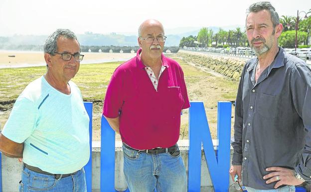 De izquierda a derecha, Emilio Bustamante, Manuel Boo y Fernando Manuel Valle, en el muelle barquereño.