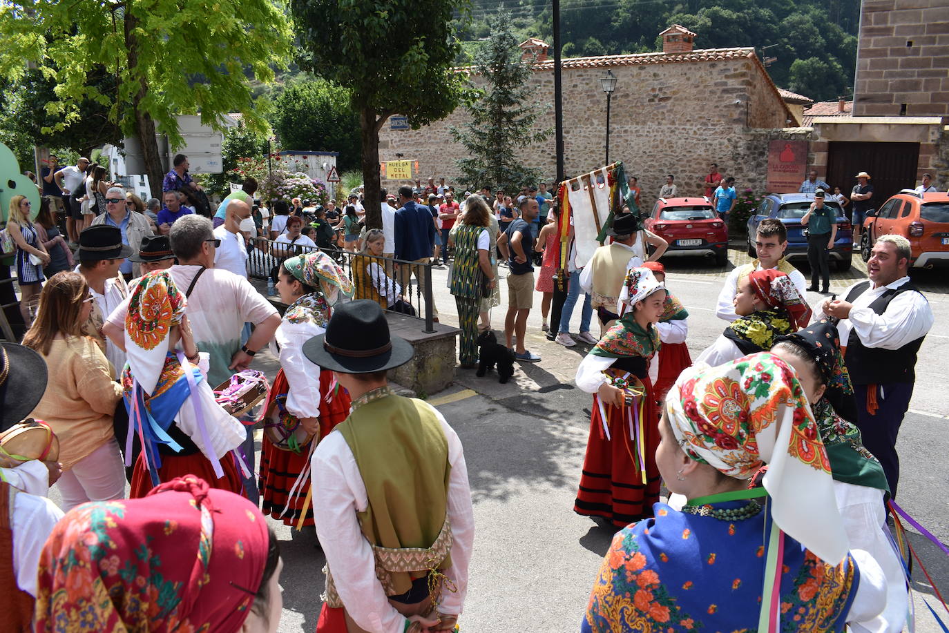 Las danzas regionales se trasladaron a la calle San José, icono de la riqueza urbanística del pueblo galardonado, en una jornada agridulce.