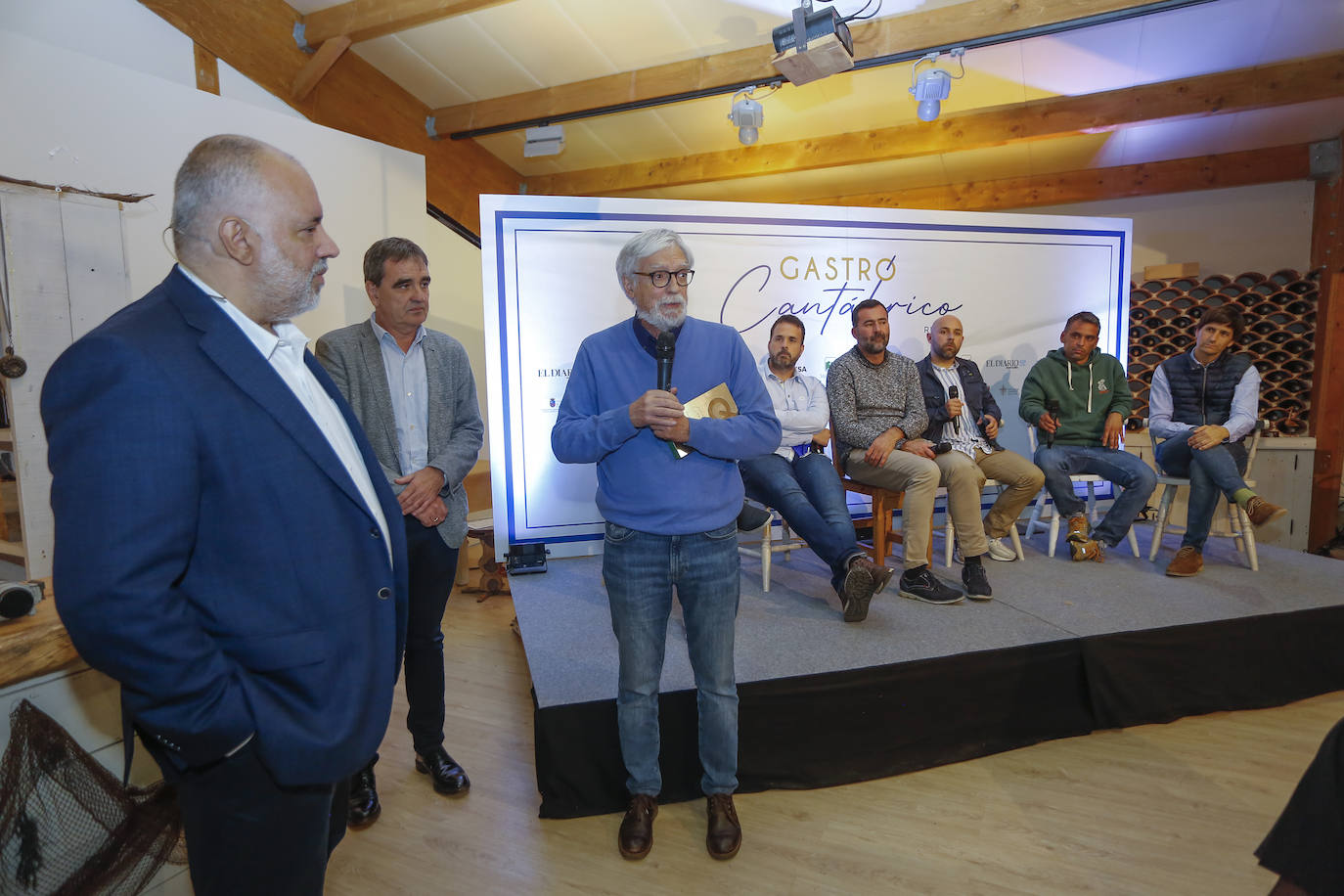 García Castrillo recibió un galardón de manos de Ignacio Pérez.