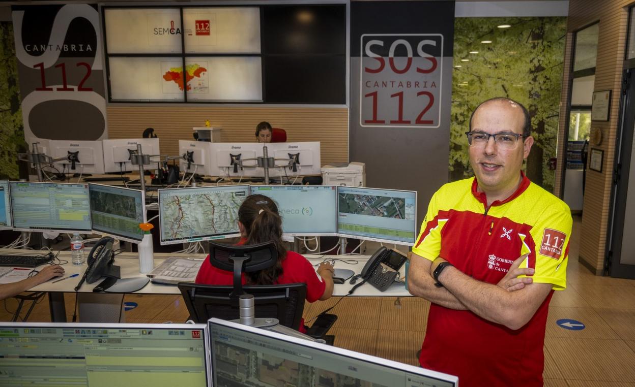 Íñigo Claramunt posa esta pasada semana en la sala de recepción de llamadas del 112, en su actual sede de la avenida de Parayas.