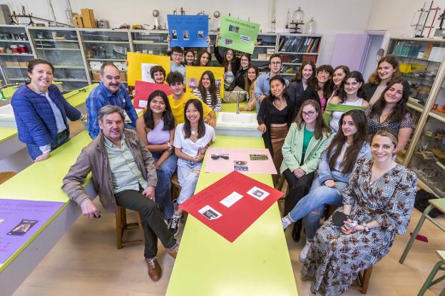 Profesores y alumnos de 1º y 2º del Bachillerato Internacional del IES Santa Clara. 