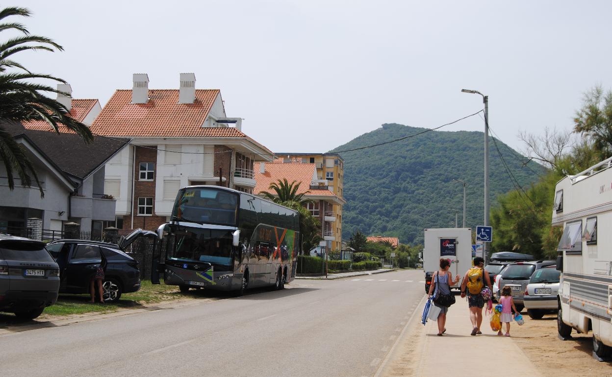 El Plan contempla poner en marcha un sistema de autobús lanzadera a la playa de Berria en verano.