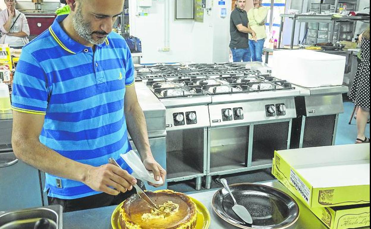 Francisco Rodríguez, en la cocina de Las Carolinas. 