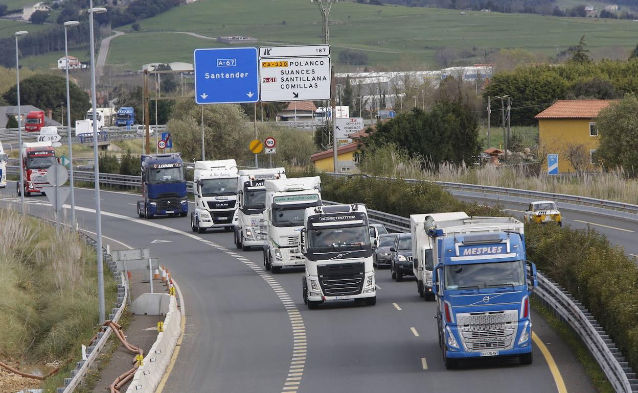 Caravana de protesta de camiones, en marzo, por el precio del carburante que partió desde la Ciudad del Transporte a Torrelavega.