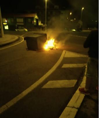 Imágenes del polígono de Guarnizo con contenedores quemados y barricadas, a primeras horas de este lunes.