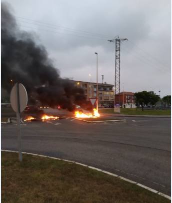 Imágenes del polígono de Guarnizo con contenedores quemados y barricadas, a primeras horas de este lunes.