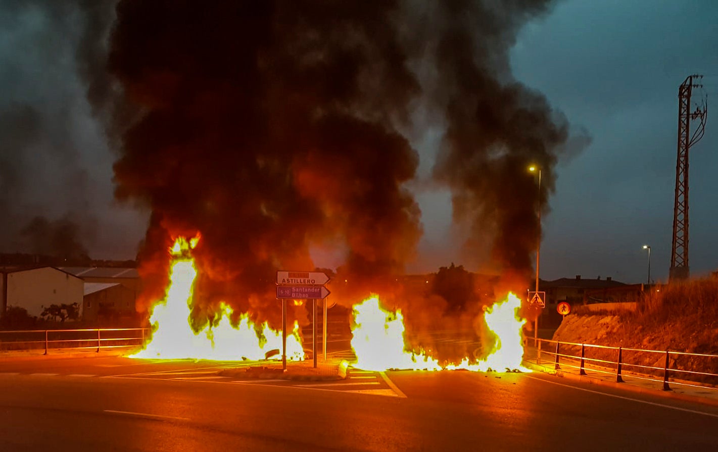 Llamas por las barricadas en Guarnizo.