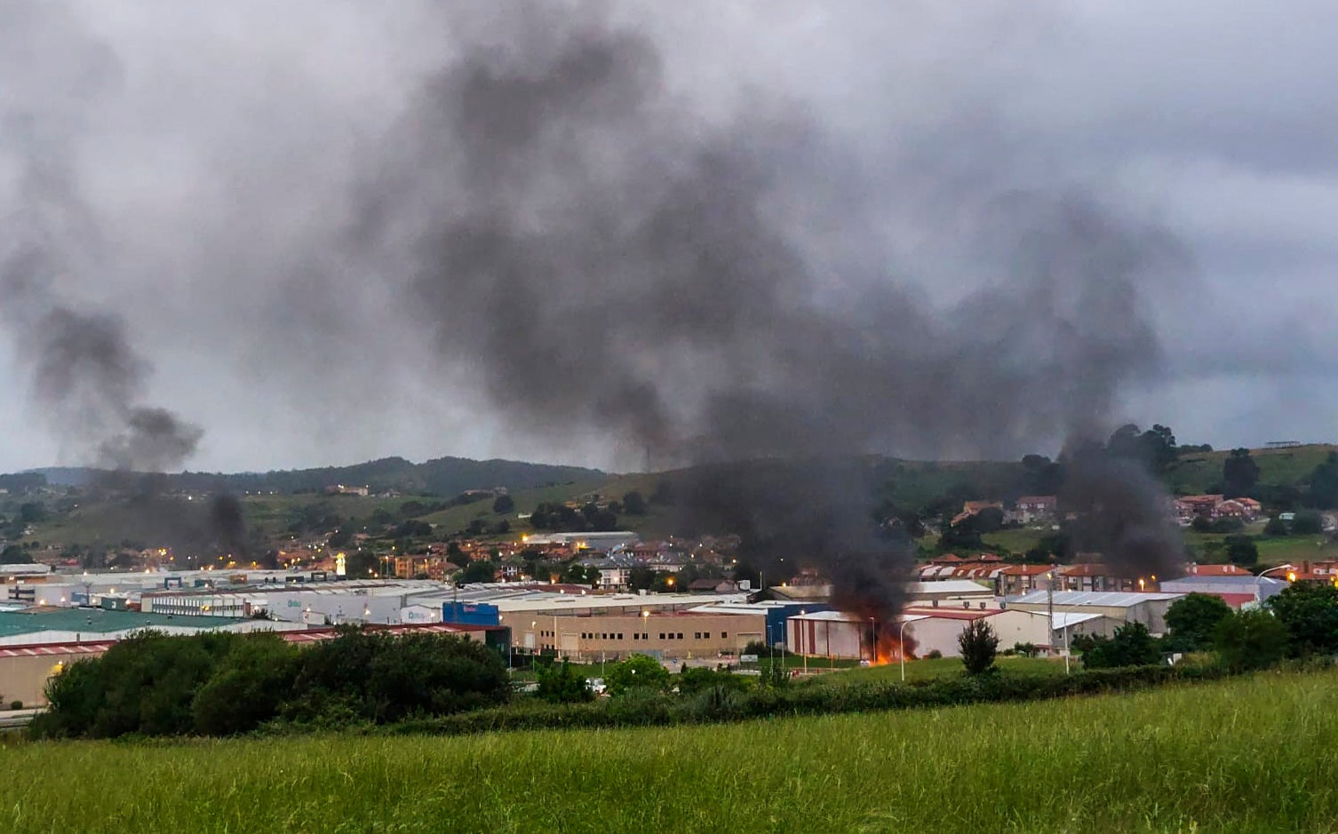 Vista del humo producido por las barricadas en los accesos a Guarnizo.