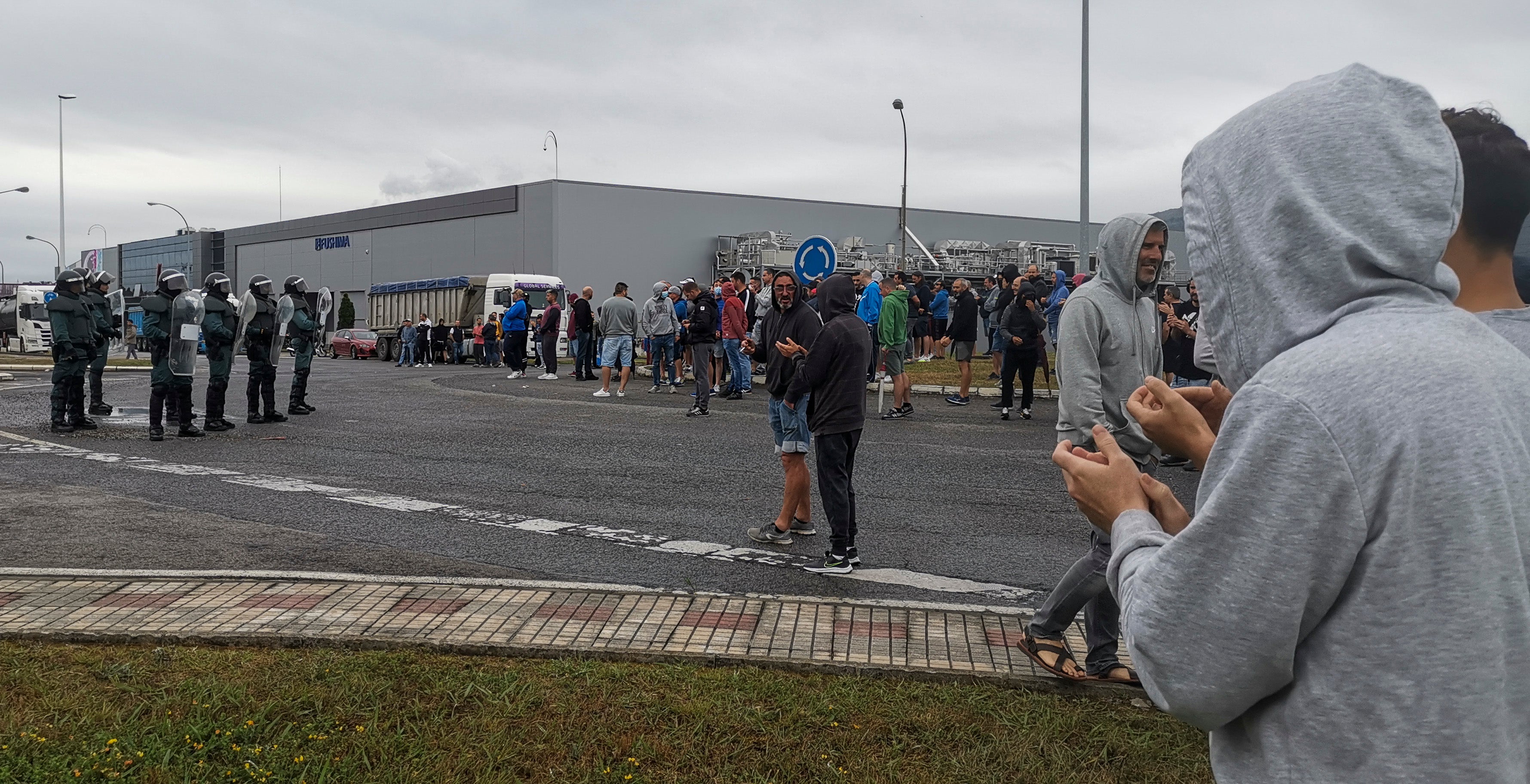 Los trabajadores apluaden en los piquetes formados en los accesos del Polígono de Guarnizo.