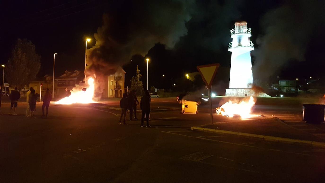 Imágenes del polígono de Guarnizo con contenedores quemados y barricadas, a primeras horas de este lunes.