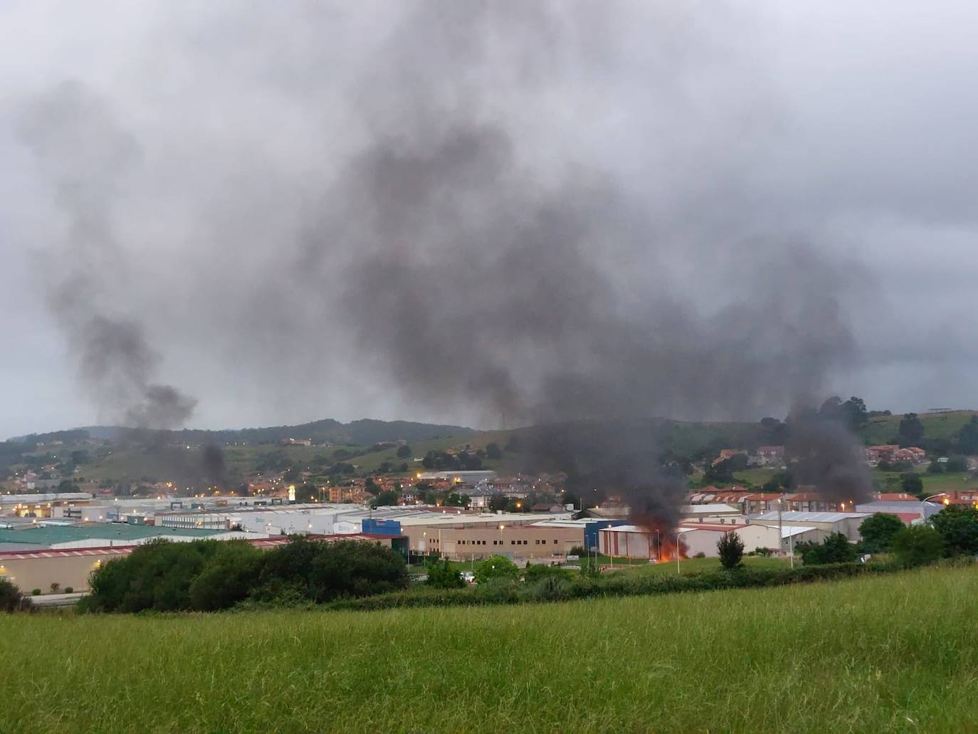 Imágenes del polígono de Guarnizo con contenedores quemados y barricadas, a primeras horas de este lunes.