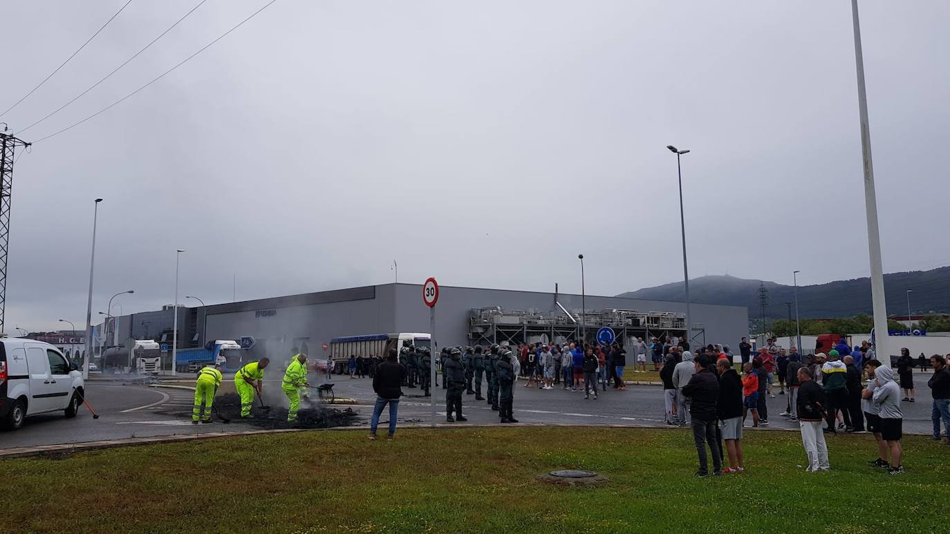 Imágenes del polígono de Guarnizo con contenedores quemados y barricadas, a primeras horas de este lunes.