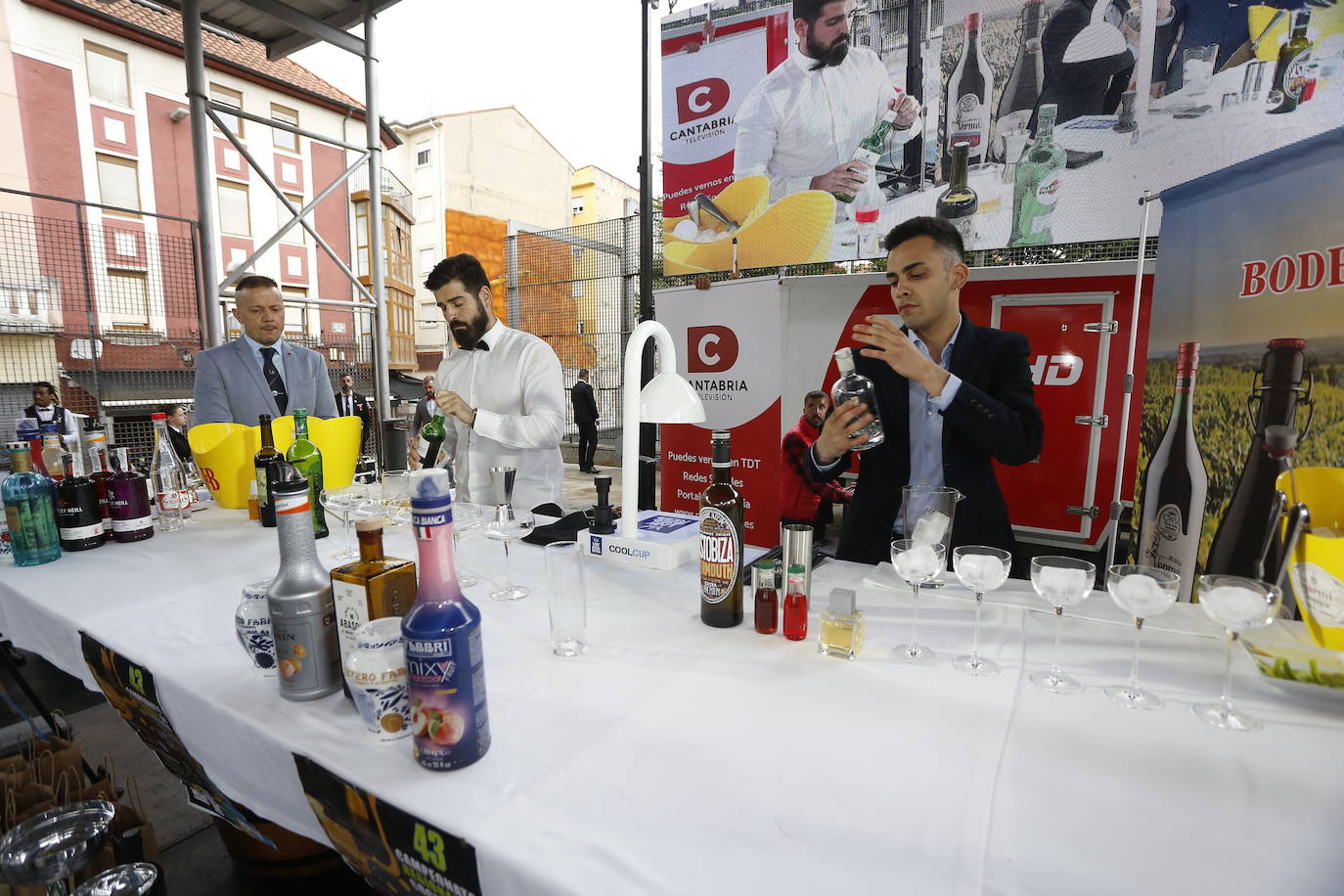 Borja Gutiérrez y Héctor Bonet consiguen los títulos de mejores Jefe de Bar y Joven Barman de Cantabria. Laura Merino se lleva el título al mejor gin tonic; Nuria Basurto consigue hacer el mejor cóctel 'interregional'; y el torrelaveguense Javier Rincón gana en el apartado de técnica