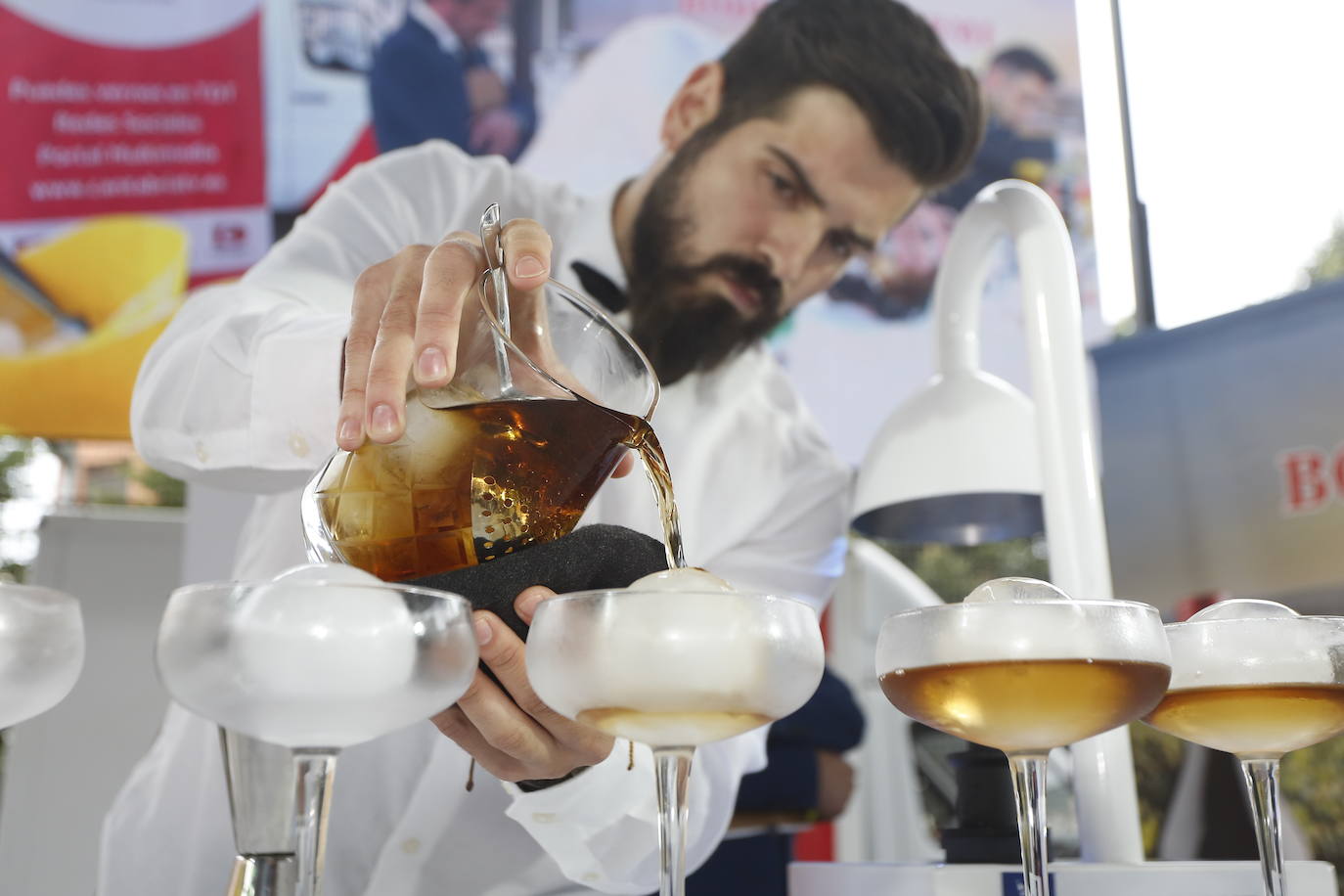 Borja Gutiérrez y Héctor Bonet consiguen los títulos de mejores Jefe de Bar y Joven Barman de Cantabria. Laura Merino se lleva el título al mejor gin tonic; Nuria Basurto consigue hacer el mejor cóctel 'interregional'; y el torrelaveguense Javier Rincón gana en el apartado de técnica