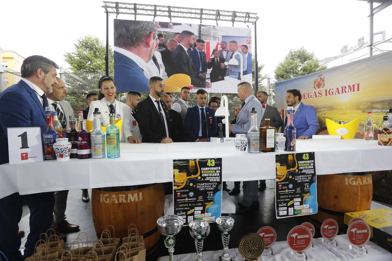 Borja Gutiérrez y Héctor Bonet consiguen los títulos de mejores Jefe de Bar y Joven Barman de Cantabria. Laura Merino se lleva el título al mejor gin tonic; Nuria Basurto consigue hacer el mejor cóctel 'interregional'; y el torrelaveguense Javier Rincón gana en el apartado de técnica