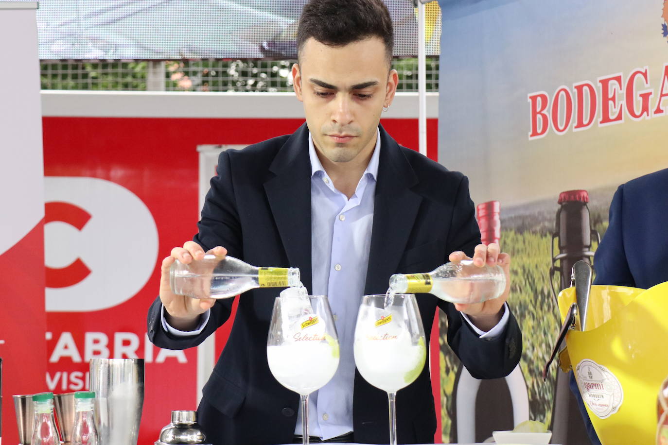 Borja Gutiérrez y Héctor Bonet consiguen los títulos de mejores Jefe de Bar y Joven Barman de Cantabria. Laura Merino se lleva el título al mejor gin tonic; Nuria Basurto consigue hacer el mejor cóctel 'interregional'; y el torrelaveguense Javier Rincón gana en el apartado de técnica