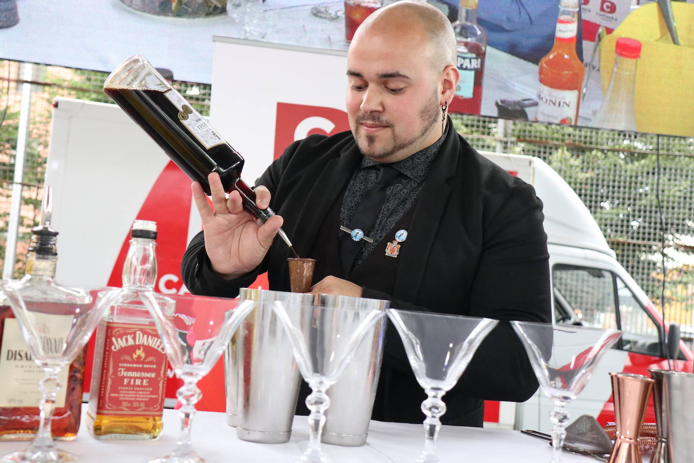 Borja Gutiérrez y Héctor Bonet consiguen los títulos de mejores Jefe de Bar y Joven Barman de Cantabria. Laura Merino se lleva el título al mejor gin tonic; Nuria Basurto consigue hacer el mejor cóctel 'interregional'; y el torrelaveguense Javier Rincón gana en el apartado de técnica