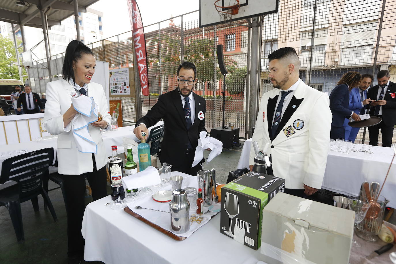 Borja Gutiérrez y Héctor Bonet consiguen los títulos de mejores Jefe de Bar y Joven Barman de Cantabria. Laura Merino se lleva el título al mejor gin tonic; Nuria Basurto consigue hacer el mejor cóctel 'interregional'; y el torrelaveguense Javier Rincón gana en el apartado de técnica