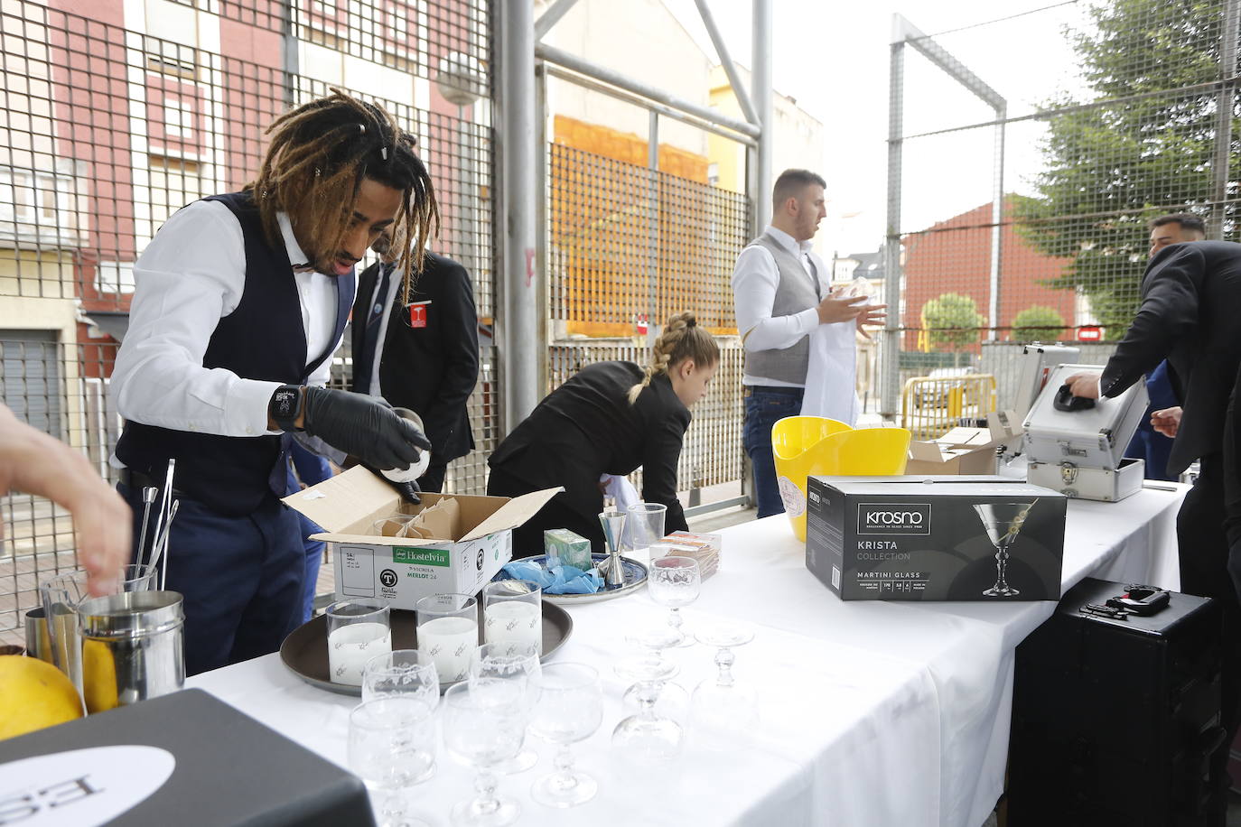 Borja Gutiérrez y Héctor Bonet consiguen los títulos de mejores Jefe de Bar y Joven Barman de Cantabria. Laura Merino se lleva el título al mejor gin tonic; Nuria Basurto consigue hacer el mejor cóctel 'interregional'; y el torrelaveguense Javier Rincón gana en el apartado de técnica