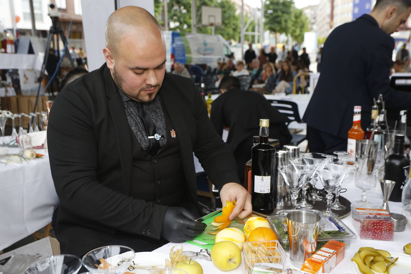 Borja Gutiérrez y Héctor Bonet consiguen los títulos de mejores Jefe de Bar y Joven Barman de Cantabria. Laura Merino se lleva el título al mejor gin tonic; Nuria Basurto consigue hacer el mejor cóctel 'interregional'; y el torrelaveguense Javier Rincón gana en el apartado de técnica