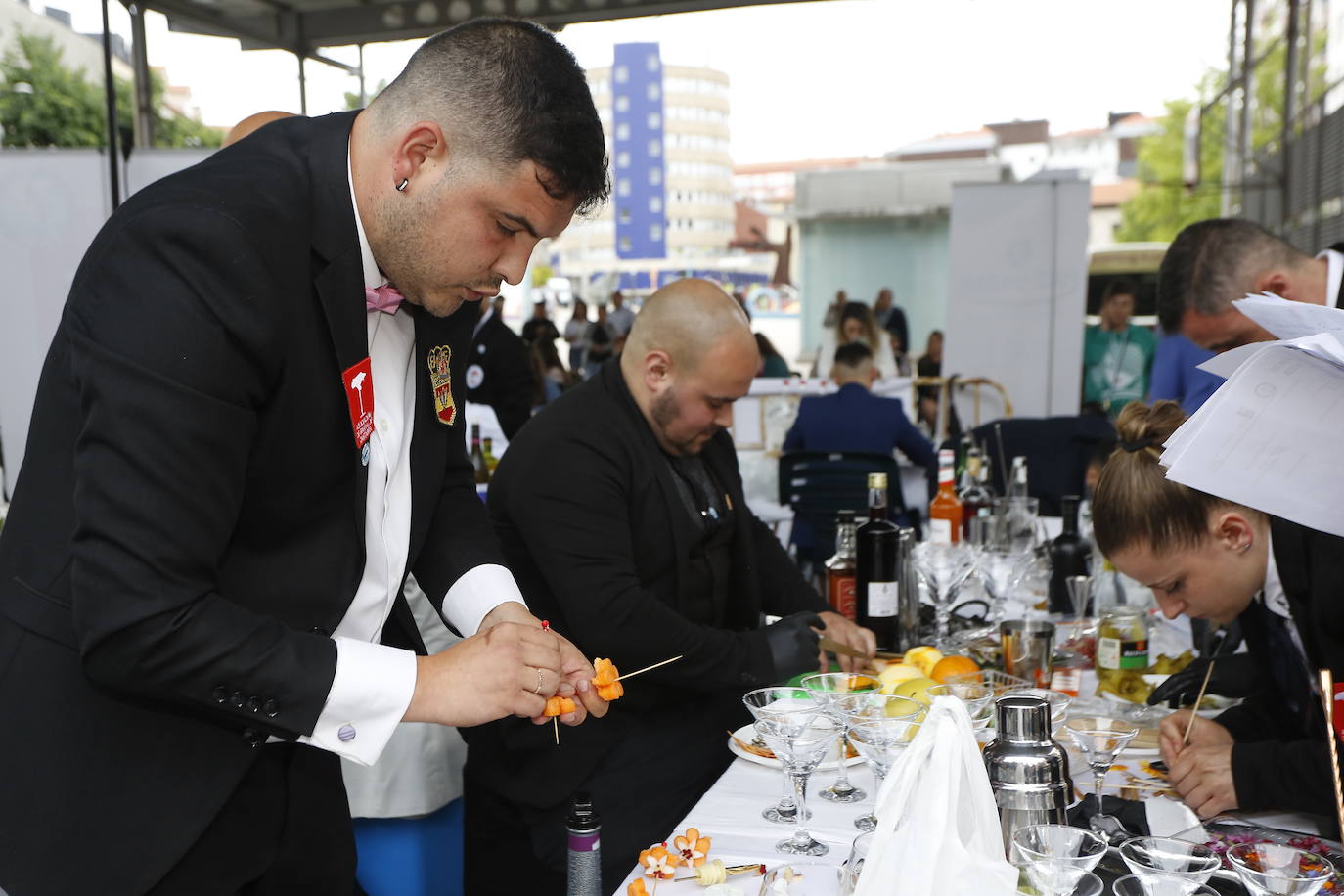 Borja Gutiérrez y Héctor Bonet consiguen los títulos de mejores Jefe de Bar y Joven Barman de Cantabria. Laura Merino se lleva el título al mejor gin tonic; Nuria Basurto consigue hacer el mejor cóctel 'interregional'; y el torrelaveguense Javier Rincón gana en el apartado de técnica