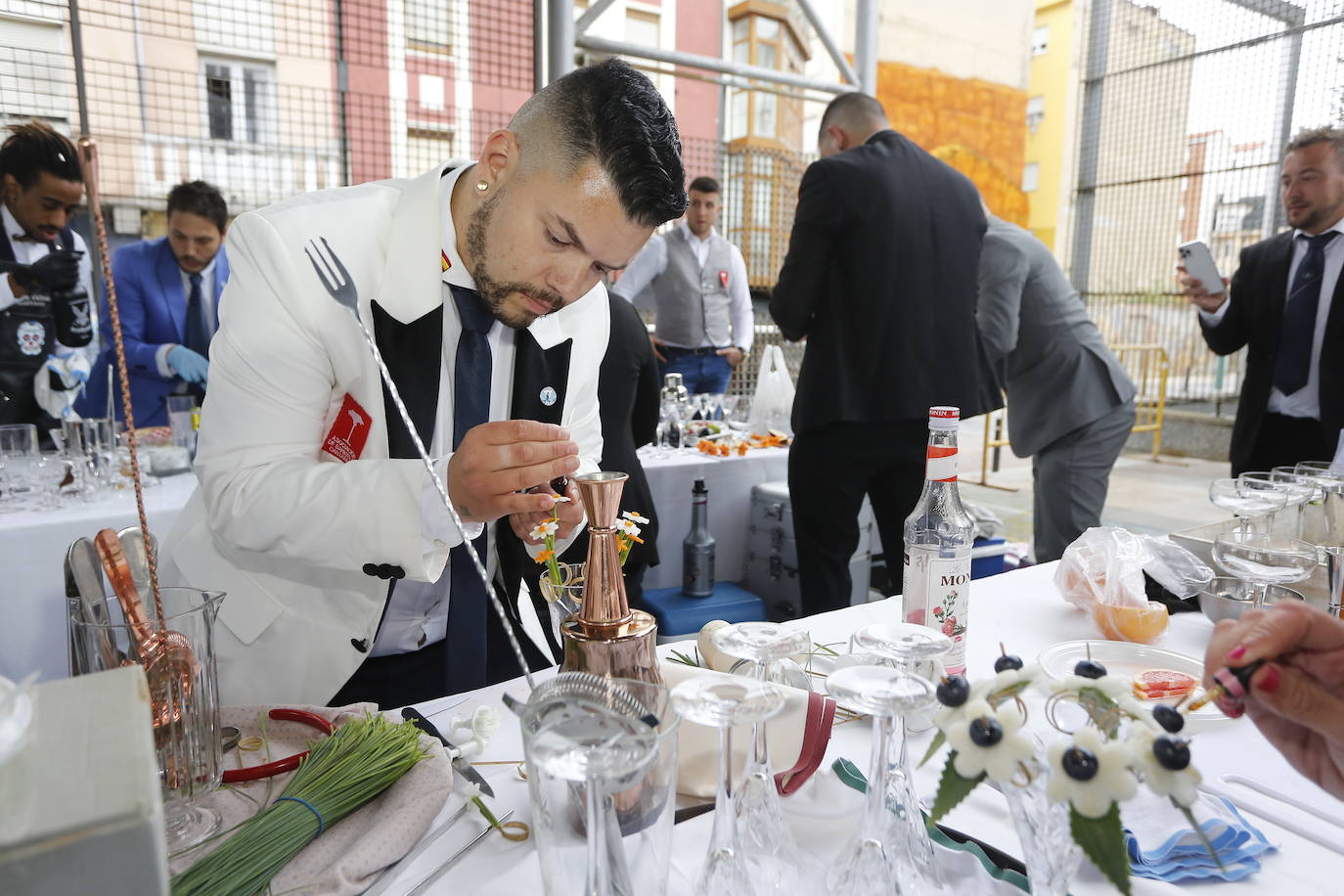 Borja Gutiérrez y Héctor Bonet consiguen los títulos de mejores Jefe de Bar y Joven Barman de Cantabria. Laura Merino se lleva el título al mejor gin tonic; Nuria Basurto consigue hacer el mejor cóctel 'interregional'; y el torrelaveguense Javier Rincón gana en el apartado de técnica