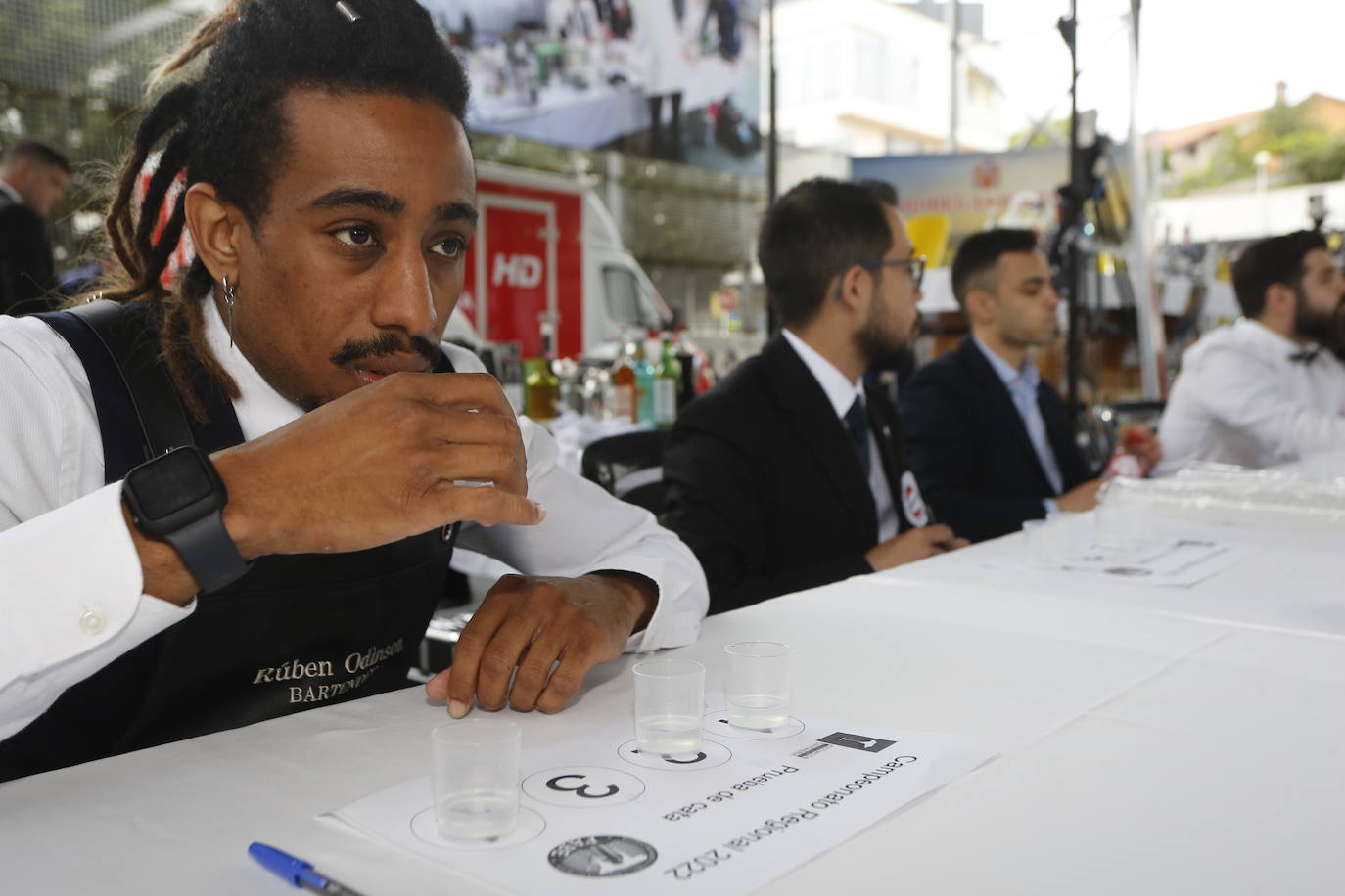 Borja Gutiérrez y Héctor Bonet consiguen los títulos de mejores Jefe de Bar y Joven Barman de Cantabria. Laura Merino se lleva el título al mejor gin tonic; Nuria Basurto consigue hacer el mejor cóctel 'interregional'; y el torrelaveguense Javier Rincón gana en el apartado de técnica