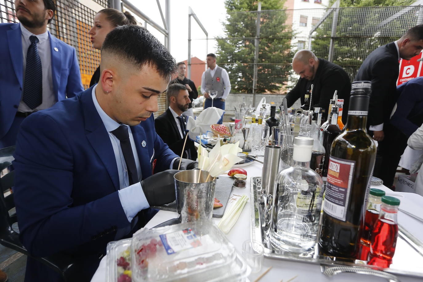 Borja Gutiérrez y Héctor Bonet consiguen los títulos de mejores Jefe de Bar y Joven Barman de Cantabria. Laura Merino se lleva el título al mejor gin tonic; Nuria Basurto consigue hacer el mejor cóctel 'interregional'; y el torrelaveguense Javier Rincón gana en el apartado de técnica