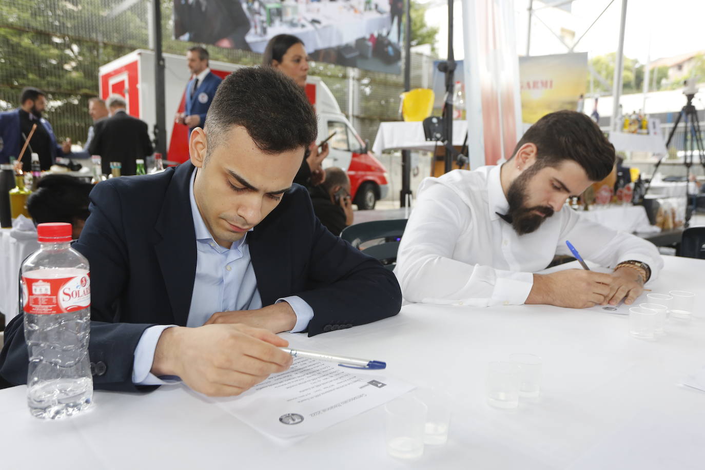 Borja Gutiérrez y Héctor Bonet consiguen los títulos de mejores Jefe de Bar y Joven Barman de Cantabria. Laura Merino se lleva el título al mejor gin tonic; Nuria Basurto consigue hacer el mejor cóctel 'interregional'; y el torrelaveguense Javier Rincón gana en el apartado de técnica