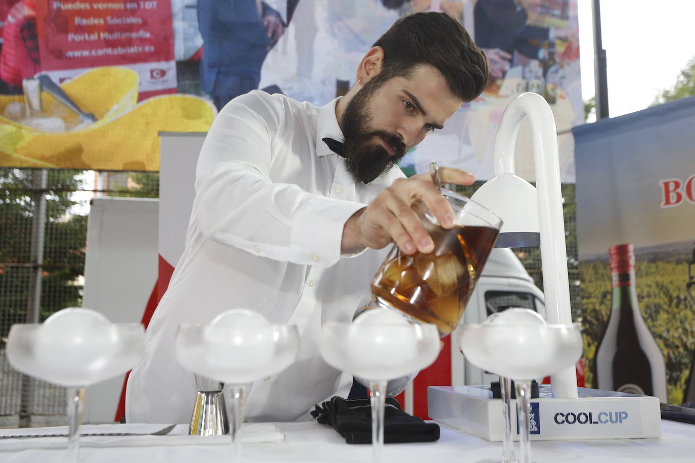 Borja Gutiérrez y Héctor Bonet consiguen los títulos de mejores Jefe de Bar y Joven Barman de Cantabria. Laura Merino se lleva el título al mejor gin tonic; Nuria Basurto consigue hacer el mejor cóctel 'interregional'; y el torrelaveguense Javier Rincón gana en el apartado de técnica