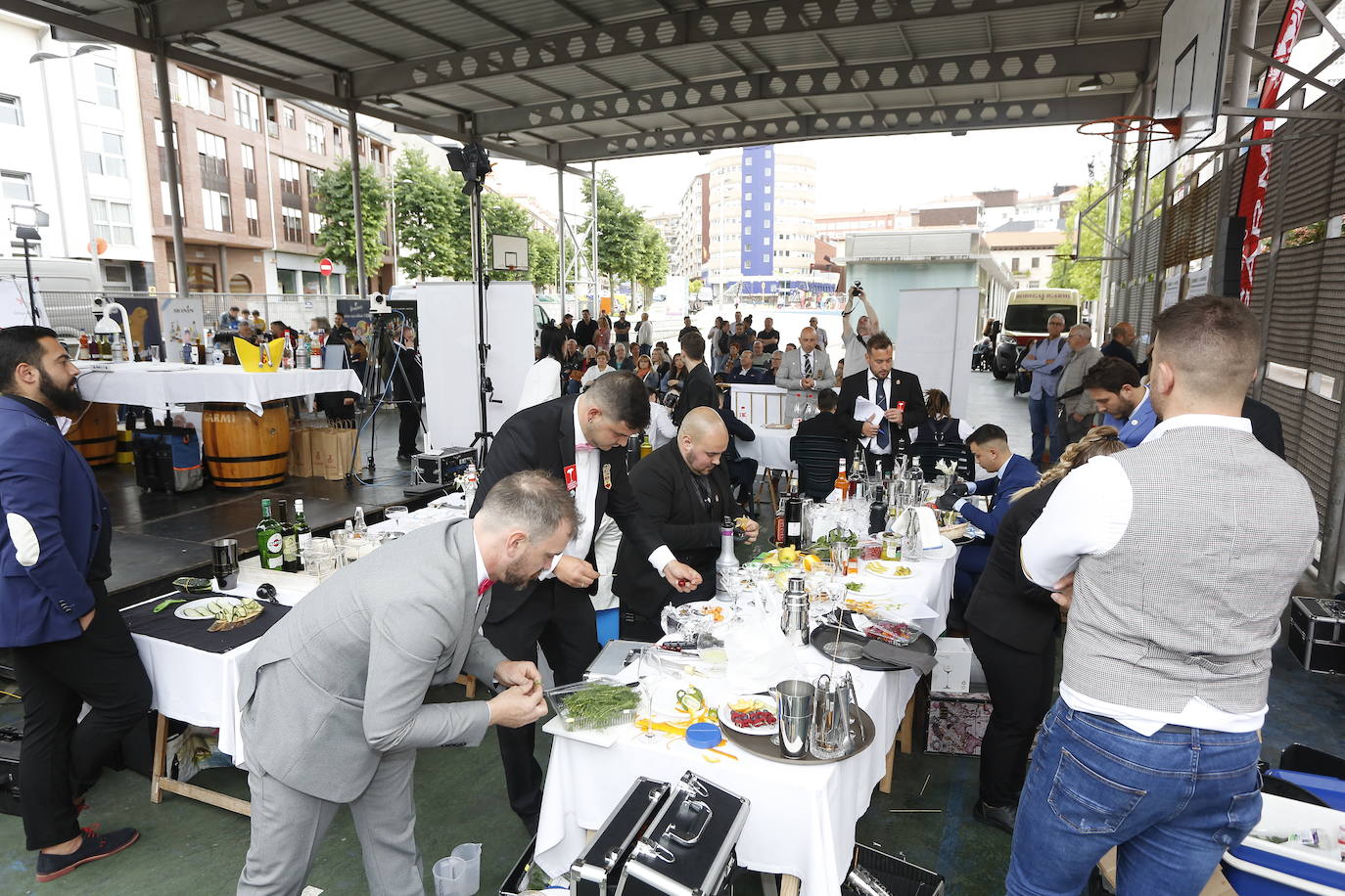 Borja Gutiérrez y Héctor Bonet consiguen los títulos de mejores Jefe de Bar y Joven Barman de Cantabria. Laura Merino se lleva el título al mejor gin tonic; Nuria Basurto consigue hacer el mejor cóctel 'interregional'; y el torrelaveguense Javier Rincón gana en el apartado de técnica