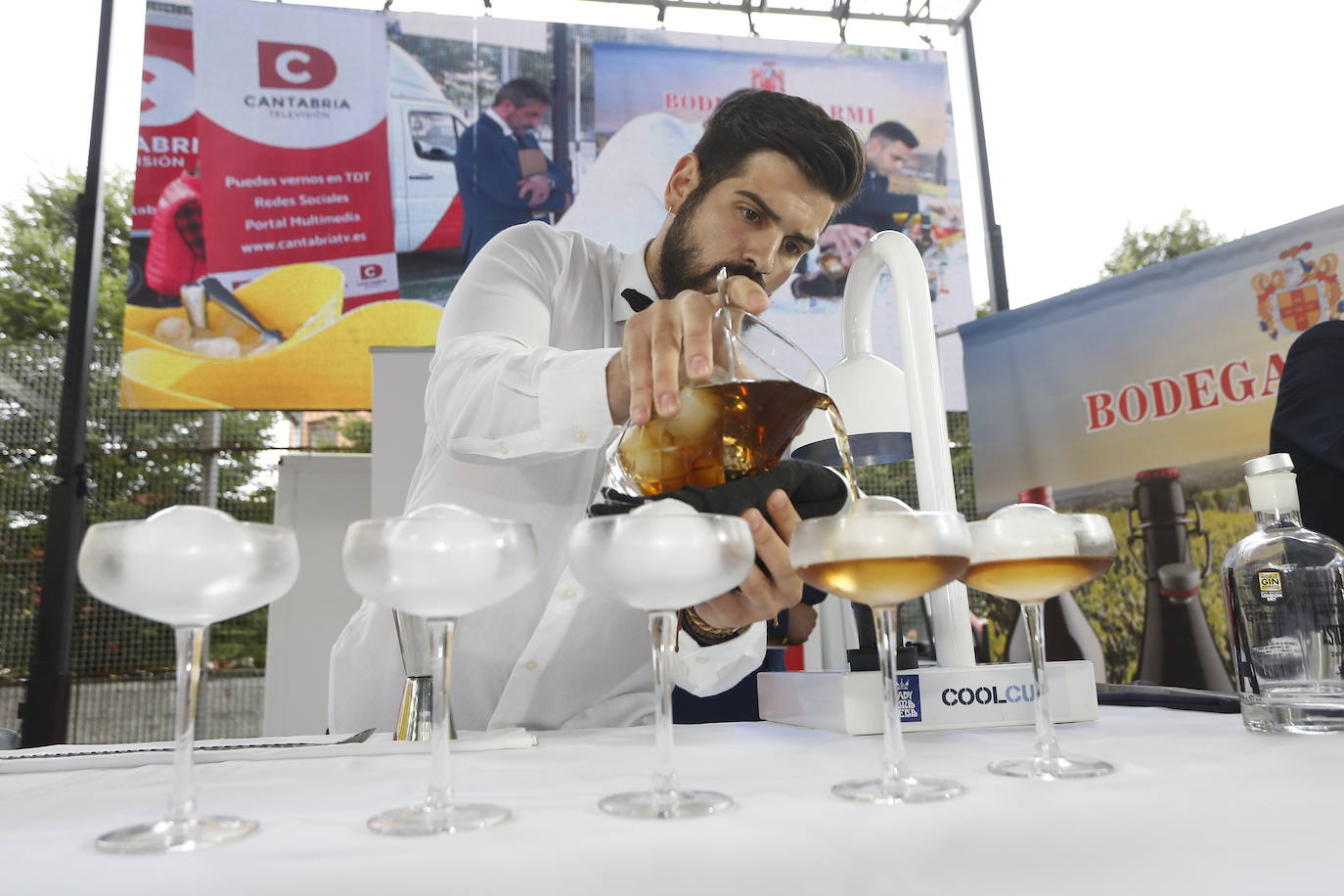 Borja Gutiérrez y Héctor Bonet consiguen los títulos de mejores Jefe de Bar y Joven Barman de Cantabria. Laura Merino se lleva el título al mejor gin tonic; Nuria Basurto consigue hacer el mejor cóctel 'interregional'; y el torrelaveguense Javier Rincón gana en el apartado de técnica