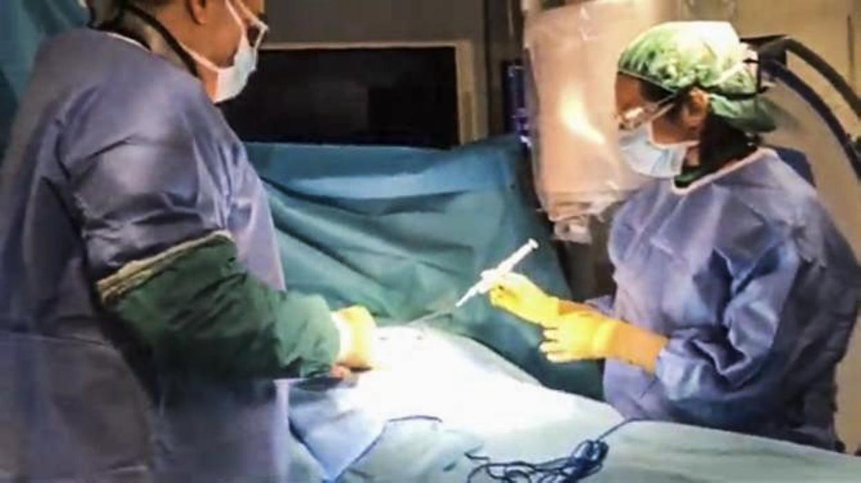 Anestesistas de la Unidad del Dolor del Hospital Valdecilla, durante una de las técnicas de tratamiento.