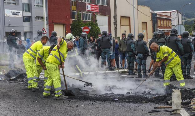 «Llevamos veinte días sin fabricar una sola pieza, esto es un drama»