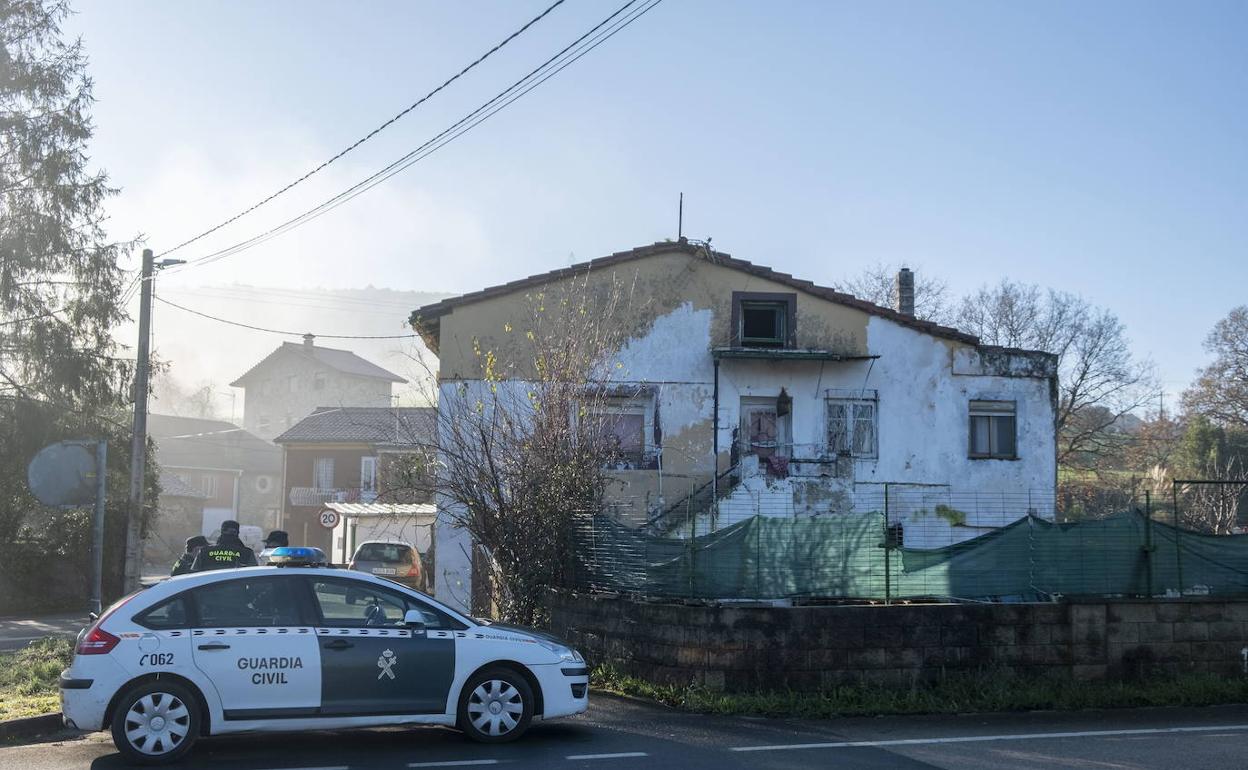 Un coche de la Guardia Civil a las puertas de la casa donde se perpetro el crimen