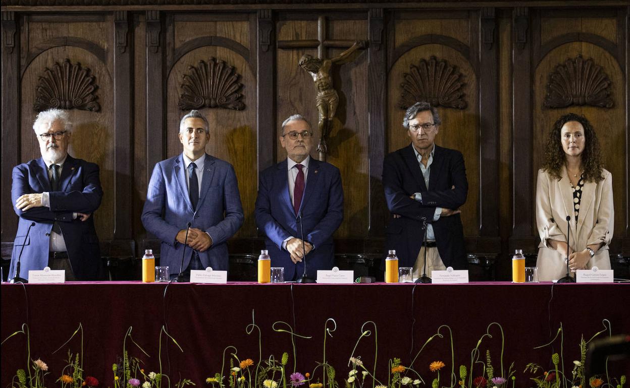 Tomás Mantecón, Pablo Zuloaga, Ángel Pazos, Fernando Vallespín y Raquel Gómez, durante la ceremonia inaugural en Laredo.