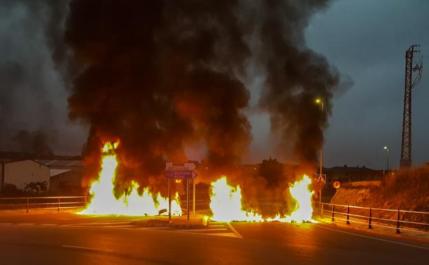 Barricadas de fuego, este lunes en los accesos a Guarnizo y Morero.