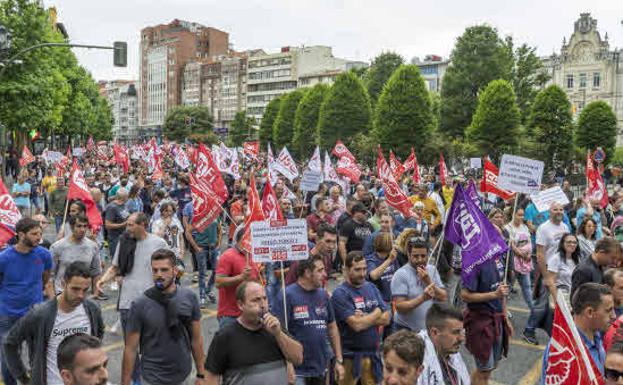 Imagen tomada durante la primera manifestación del metal, el día 2 de junio, por el Paseo de Pededa y Calvo Sotelo.