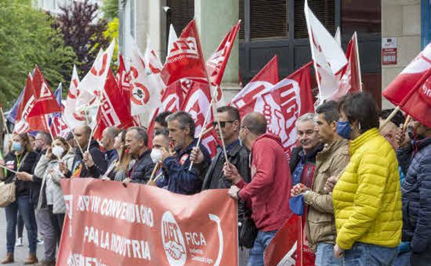 Delegados sindicales y trabajadores del metal durante la concentración ante la sede de Pymetal, en Santander.