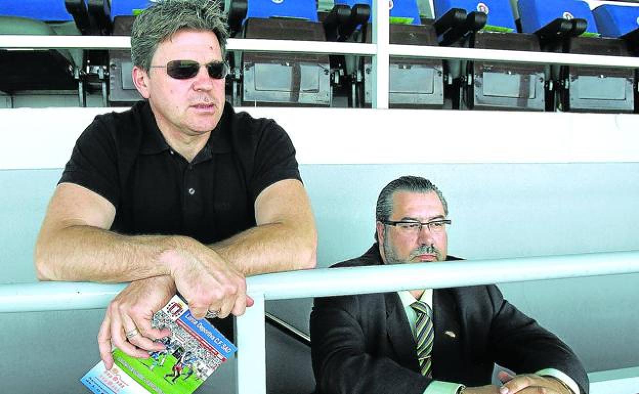 Piterman y su lugarteniente Nereo observan desde la grada un Lorca-Alavés en junio de 2007, hace quince años. 