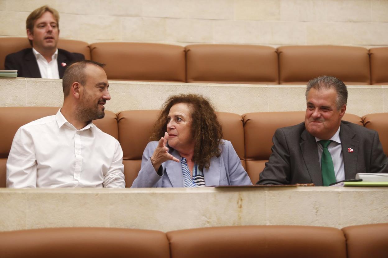 De izquierda a derecha (en primer término), Javier López Estrada, Teresa Noceda y Francisco Ortiz, el lunes, en el Parlamento.