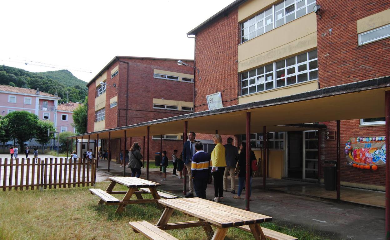 Visita de las autoridades al colegio público Juan de la Cosa.
